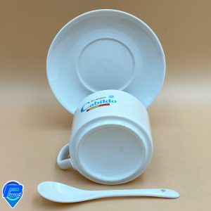 Taza café con platillo y cuchara cerámica