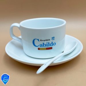 Taza café con platillo y cuchara cerámica