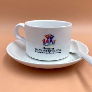 Taza café con platillo y cuchara cerámica